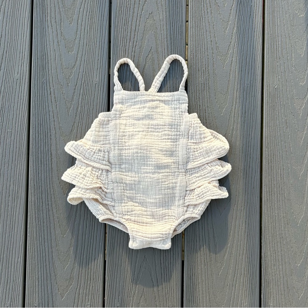 Angel Dear ruffle sunsuit, muslin white swan 3-6 months